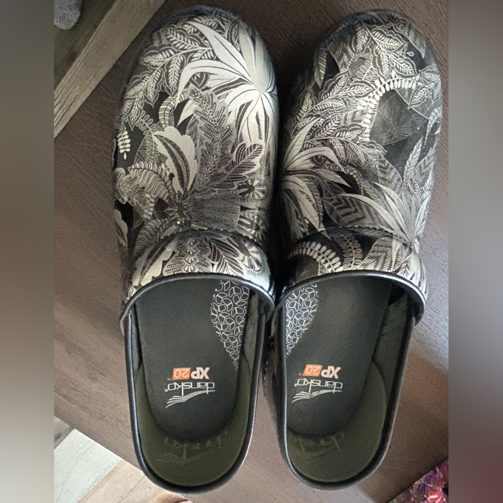 Dansko XP 2.0 clogs